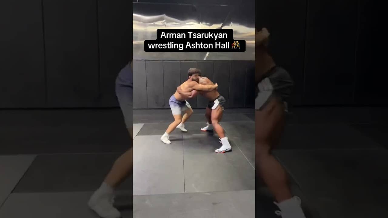 The size difference between these two 😲 (via @ashtonhallofficial/TT)