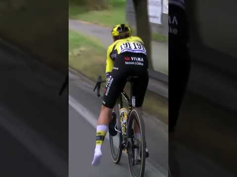 When Marianne Vos expertly changed both her shoes while still on the bike 👟😮‍💨  #homeofcycling