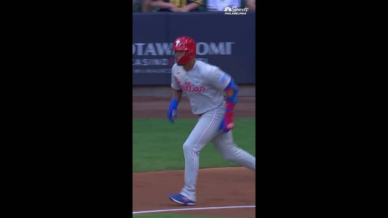 Edmundo Sosa crushes an opposite field home run to put the Phillies in front