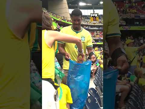 Jameis embraced one of sports' greatest traditions by helping Japan fans clean up after the game 🇯🇵