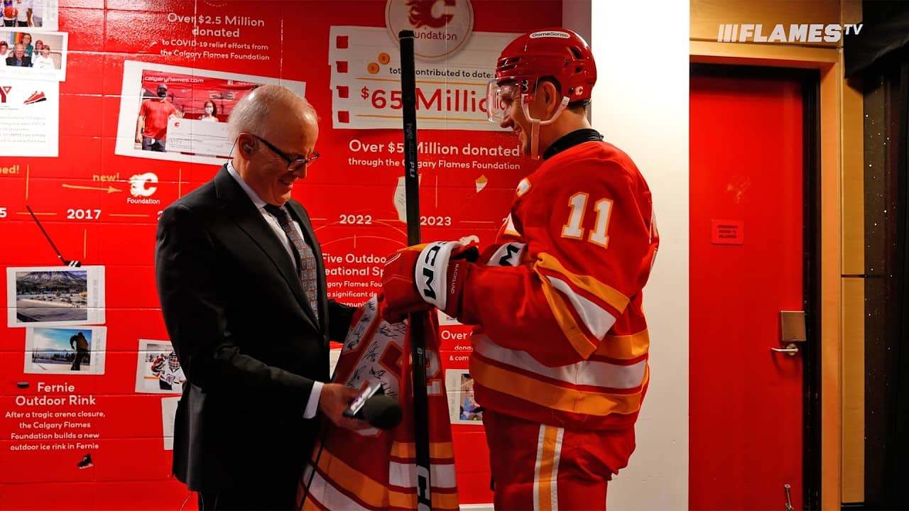 Backlund and the Flames congratulate Scott Oake on a legendary career