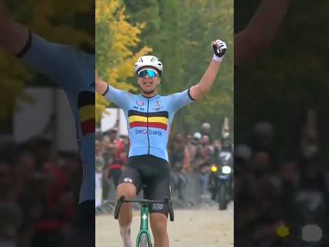 Florian Vermeersch is your gravel world champion!!! 👑A long range attack to claim rainbow jersey 🌈 🤩