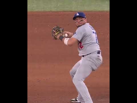 WHAT A NINTH INNING FOR MIGUEL ROJAS! 😱 #WorldSeries