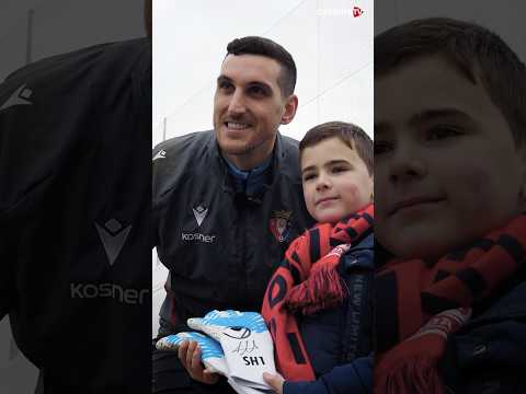 Sergio Herrera da una sorpresa a un joven aficionado #osasuna #laliga #shorts