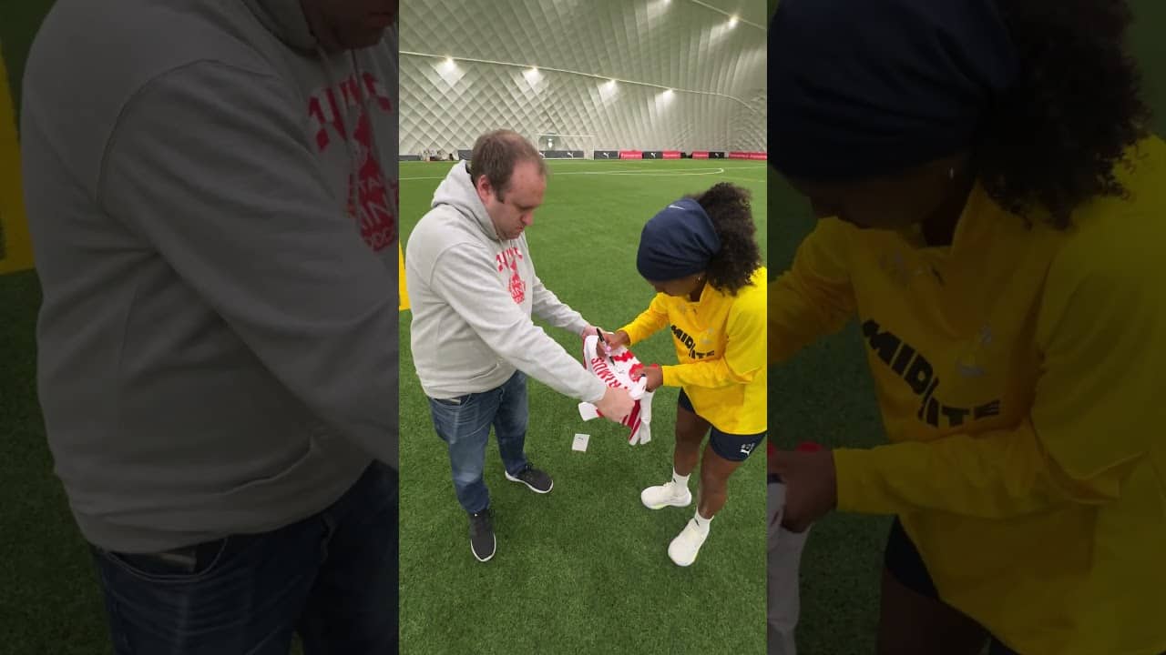 TSP get their signed shirt from Women’s Captain Atlanta Primus #saintsfc