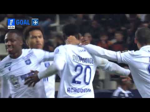 Le but de Sinaly Diomandé et la joie partagée avec le parcage lors de Paris FC-AJA