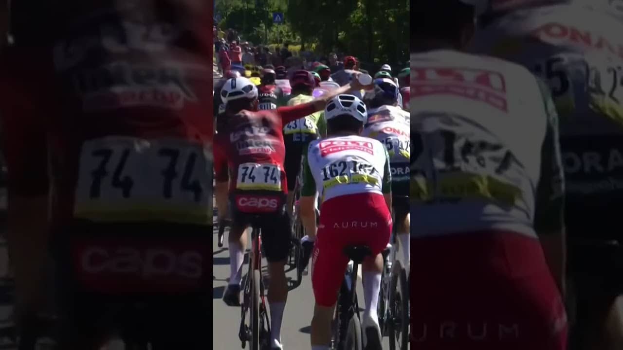 Rival teams but shared respect 🤝 Simone Gualdi gives a helping hand to compatriot Giulio Pellizzari.