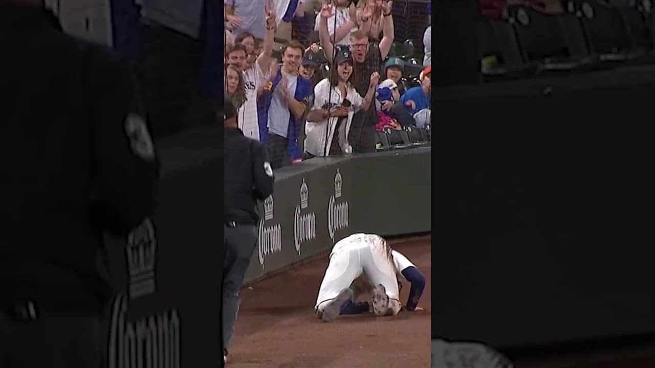 Colt Emerson ends the game with a sliding catch 😱