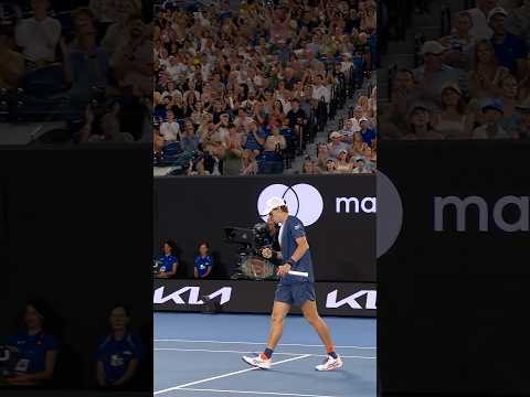 RIDICULOUS from De Minaur! 🤯