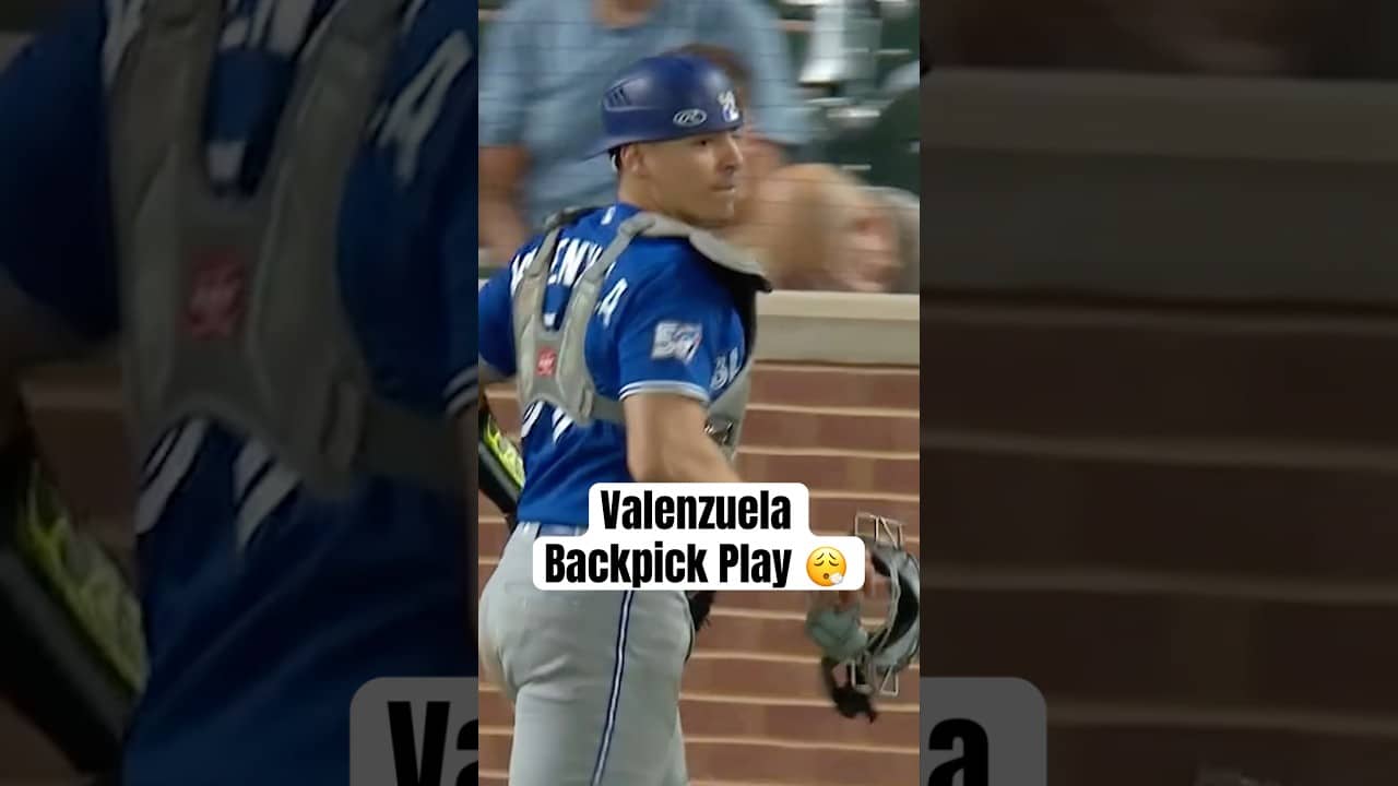 Brandon Valenzuela with the perfect backpick play 👏 #MLB #BlueJays