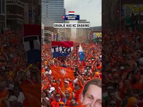 Pure Dutch energy outside the stadium 🇳🇱