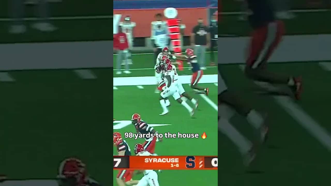 He flew by the defenders 🫨 #syracuse #accfootball #collegefootball