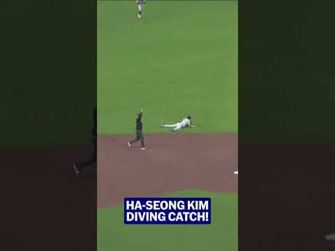 Ha-seong Kim robs Jung Hoo Lee of a hit! 😲