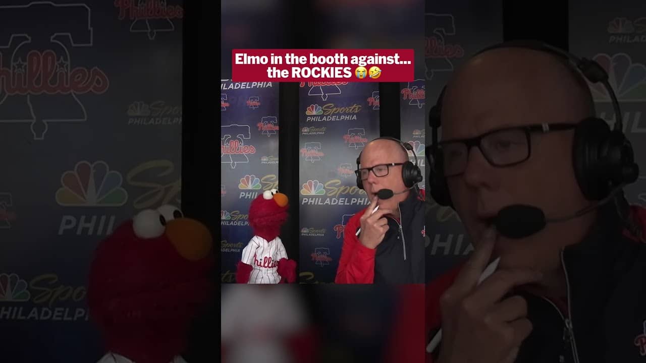 Elmo's beef with Rocco doesn't extend to the Rockies! 🤣