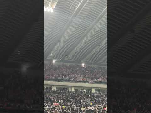 ❤️🤍 L@s athleticzales calientan motores en el St. James' park!