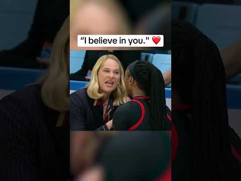 Maryland head coach Brenda Frese coaching up Oluchi Okananwa 👏