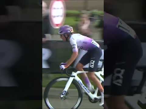 Wrong way! ⛔️🙈 Paula Blasi is riding to the win in Amstel Gold but nearly got it all wrong.