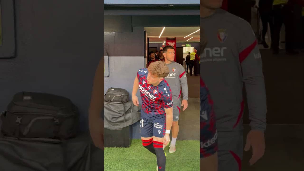 Los jugadores de Osasuna salen a calentar en El Sadar para disputar el #OsasunaGirona