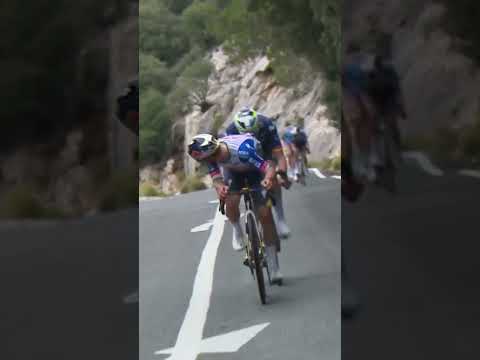 Remco Evenepoel attacks in the tunnel! Only Ivan Romeo was able to follow.