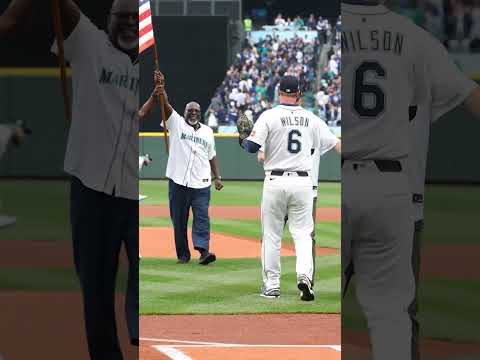 Lou Piniella tosses the ceremonial first pitch at T-Mobile Park 💙💚