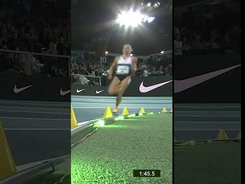 Keely Hodgkinson SMASHING the indoor 800m world record 🤯 #worldindoortour