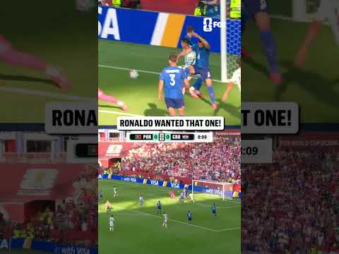 Pedro Neto and Cristiano Ronaldo have a chance to connect early 👀