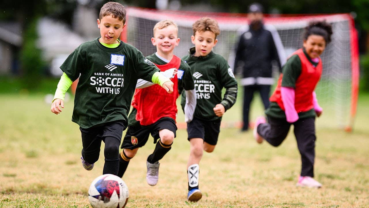 Alums Fochive, Flores & Mwanga at youth soccer clinic | Soccer With Us, presented by Bank of America