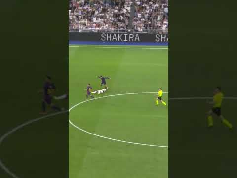 Pedri received a yellow card here for holding Vinícius Jr. by his jersey 😂