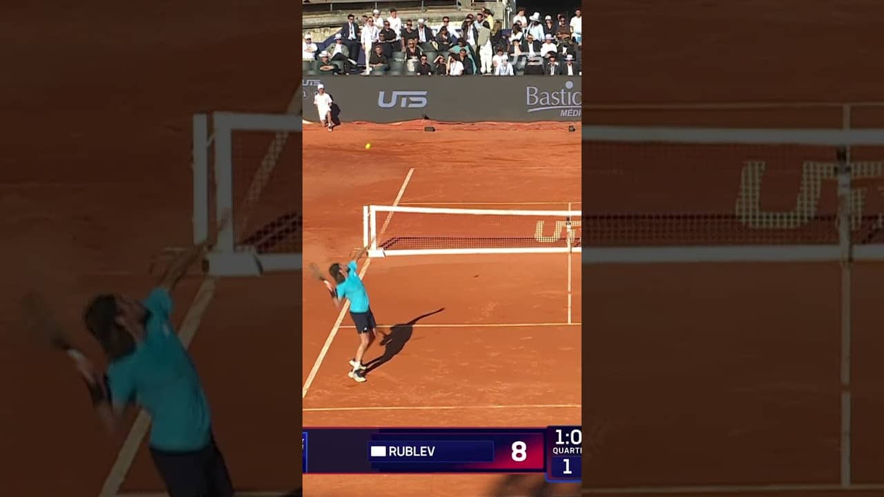 Rublev punishes Tsitsipas court position with forehand winner - Can Andrey win the French Open? 📹UTS