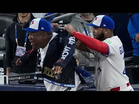 Blue Jays legend Joe Carter throws out ceremonial first pitch ahead of Game 2 of the World Series 🇨🇦