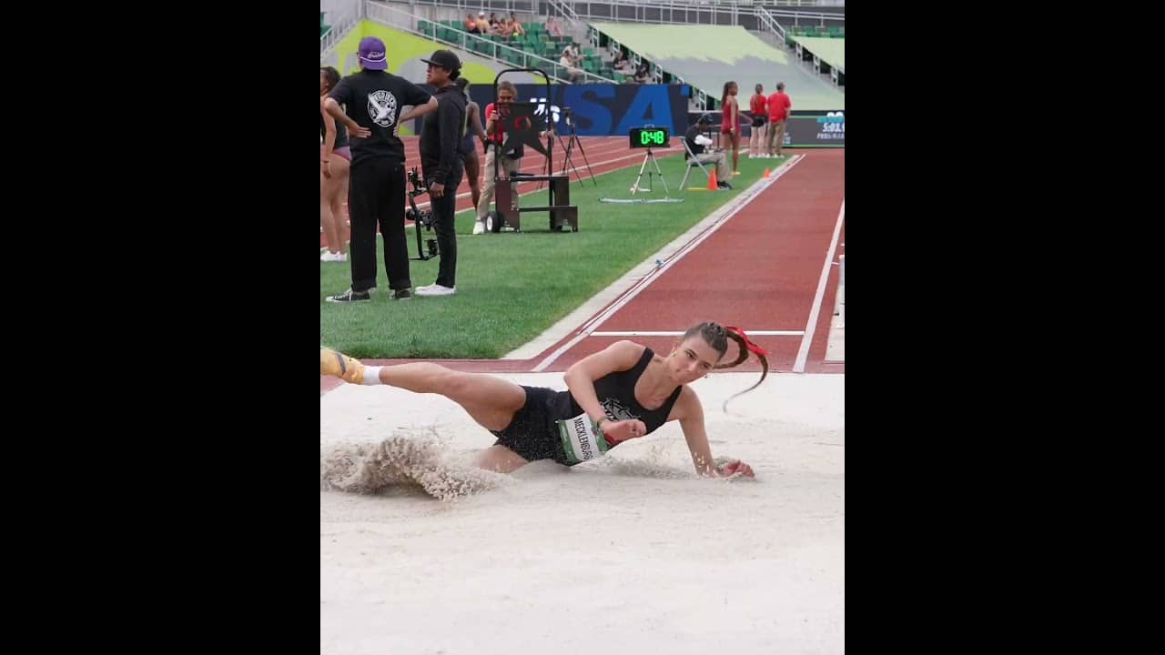 A battle down the the centimeter 👏 Abigail Mecklenburg’s 6.41m (21-0.5) jump held up for gold 🥇