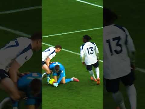 Perfectly timed tackle from Micky van de Ven 🔥