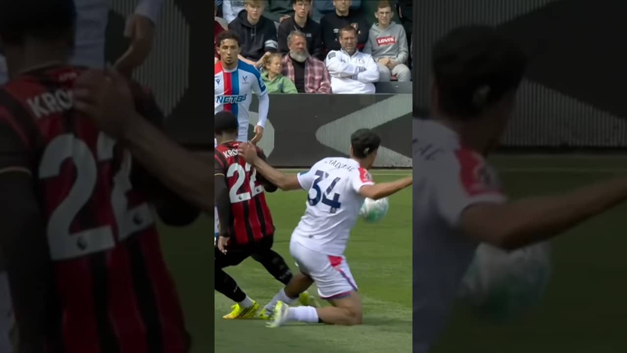 This is OUTRAGEOUS from Junior Kroupi 🔥 #afcb #football #skill #premierleague