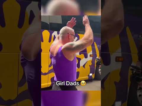 LSU gymnastics dads showed off their skills 😂💜 (via @FairbairnTV/X)