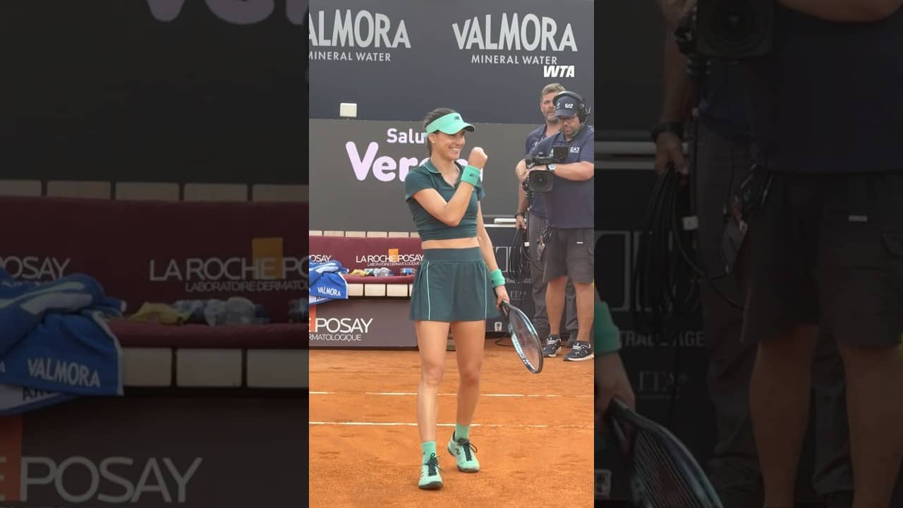 INCREDIBLE 🤩 Sorana Cirstea causes a major upset, defeating No.1 seed Sabalenka 2-6, 6-3, 7-5 👏