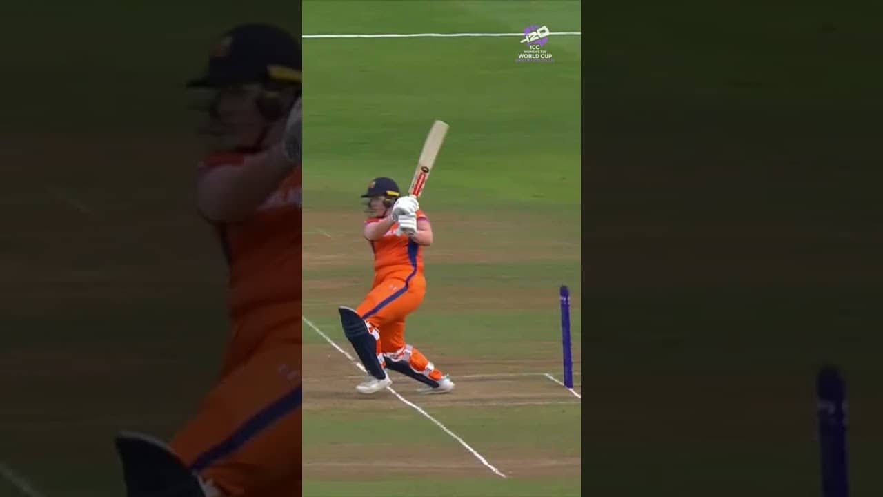 Heather Siegers slaps it hard towards the boundary 👌