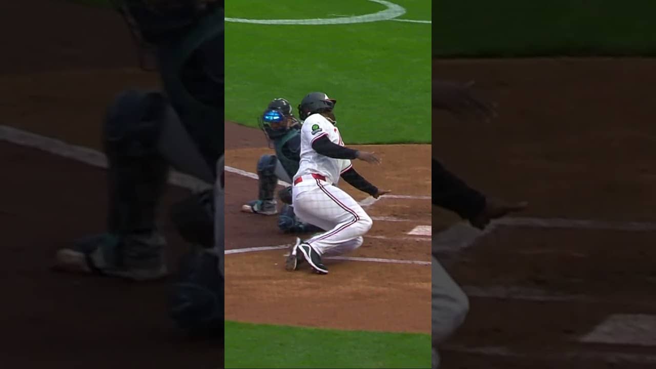 What a slide by Josh Bell to avoid the tag 😯