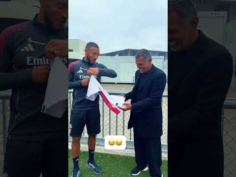 Quand Corentin Tolisso fait signer son maillot à son idole d’enfance … 🔴🔵 #football #ligue1