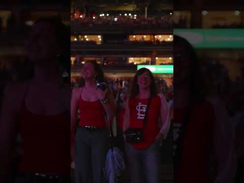 Jordan Davis rocks Busch Stadium 🤠🎤
