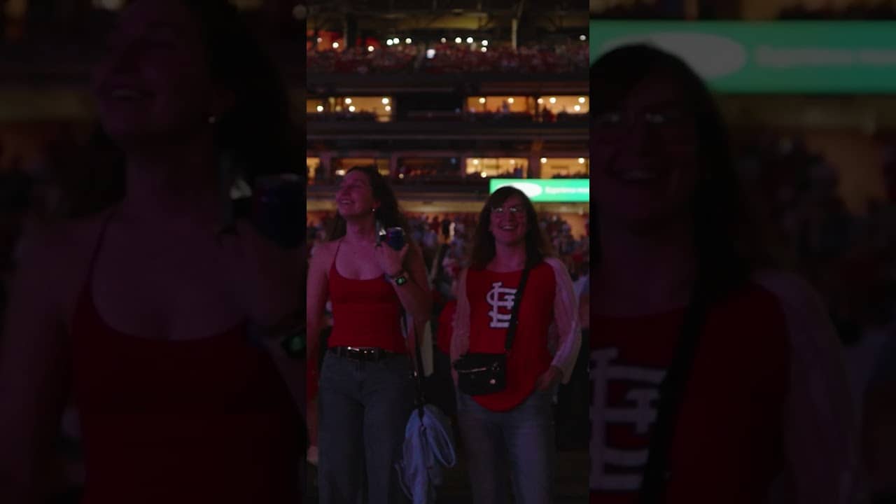 Jordan Davis rocks Busch Stadium 🤠🎤