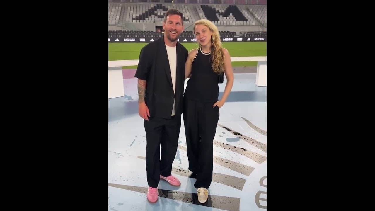She got a photo with Messi 😄📸 (via stopalyssatime/TT)