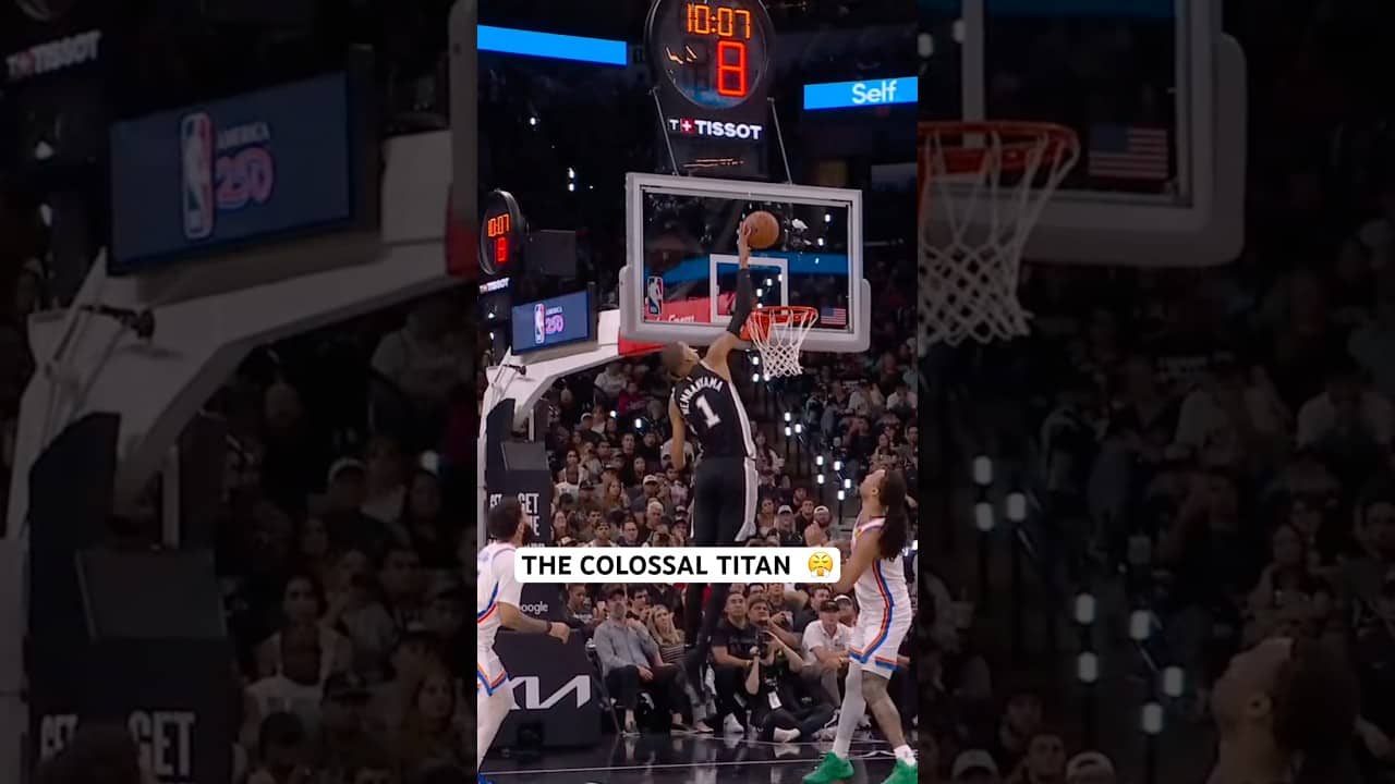 Wemby grabs the alley-oop from the sky and throws it down 😤