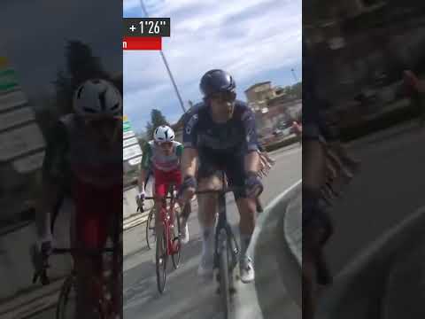 That was a close one 🥴 Matteo Moschetti narrowly avoids the camera moto in Etoile de Besseges.