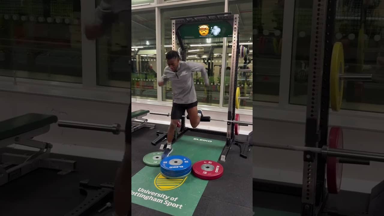 Insanely quick feet from Anthony Elanga 🤯💨 36 total taps in 7 seconds 🔥 (via @tomjoycefitness/TT)