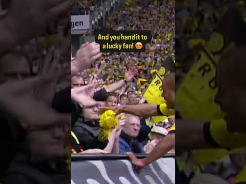 Er verschenkt sein Trikot mitten im Spiel! 😂