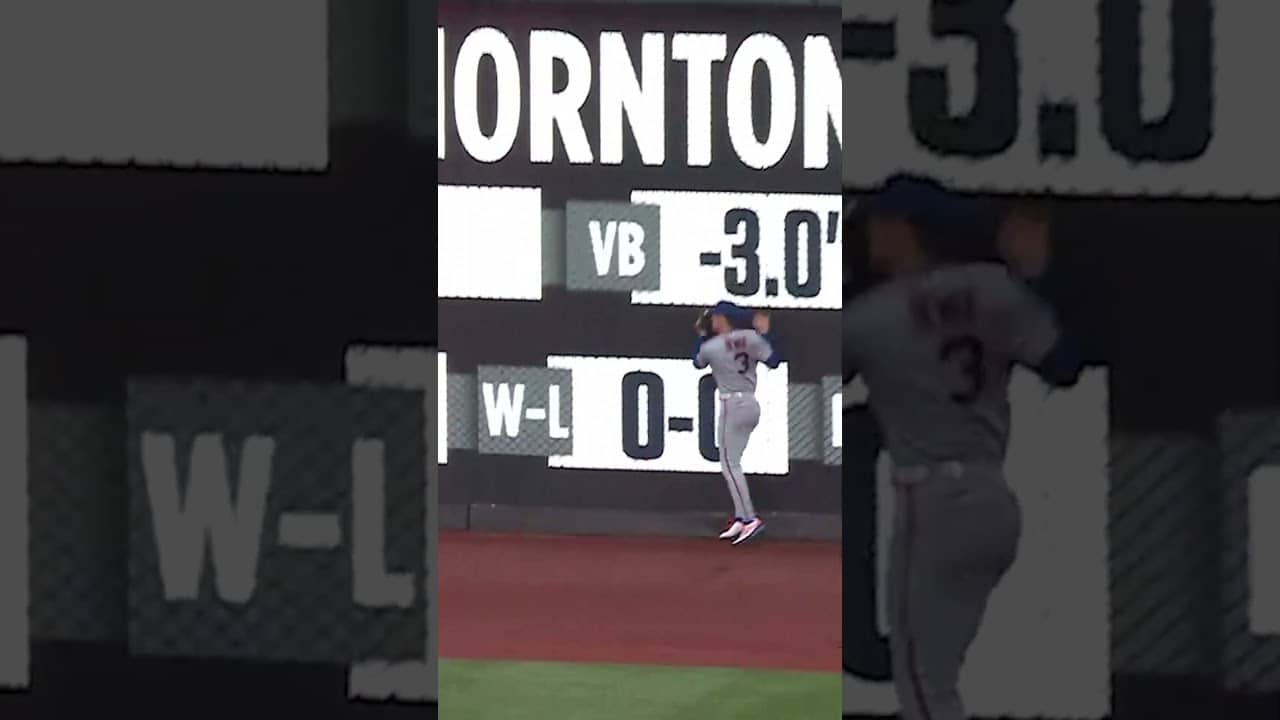 Carson Benge makes the catch at the wall 🙌