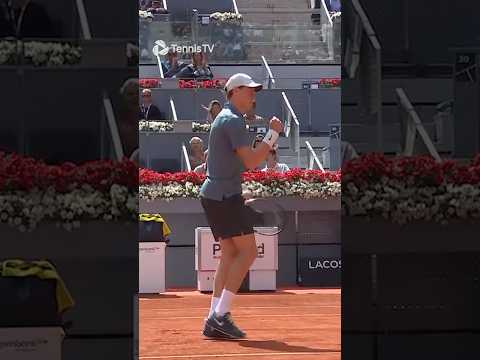 Jannik is already putting on a show 🎪