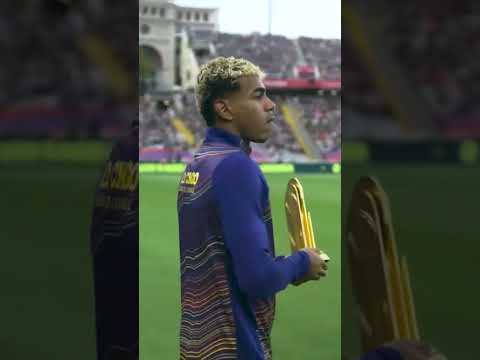 Yamal shows off his Kopa Trophy 🏆