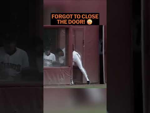 Craig Lefferts leaves the bullpen door open 😆