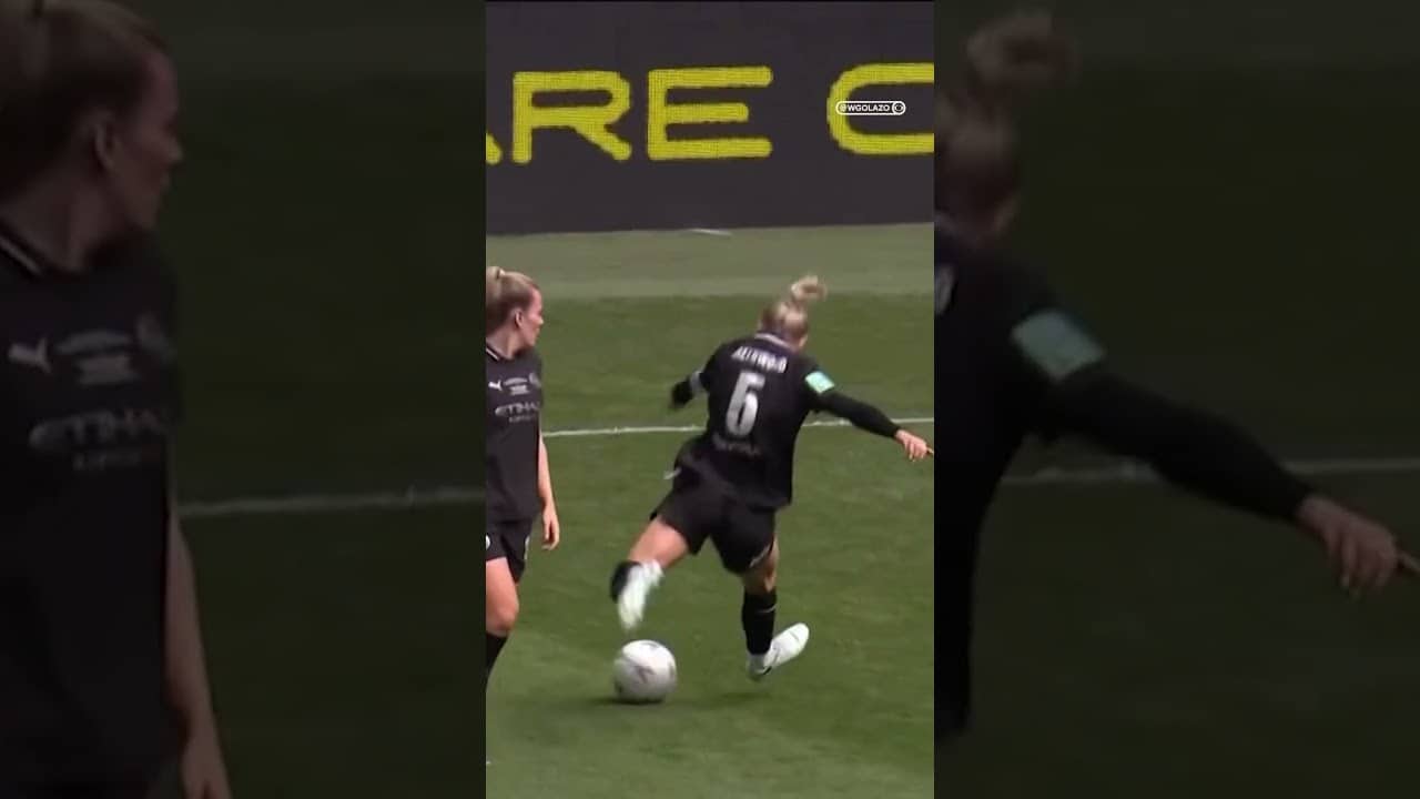 A week after announcing she's staying at Man City, Bunny Shaw puts them ahead in the FA Cup final 🔥